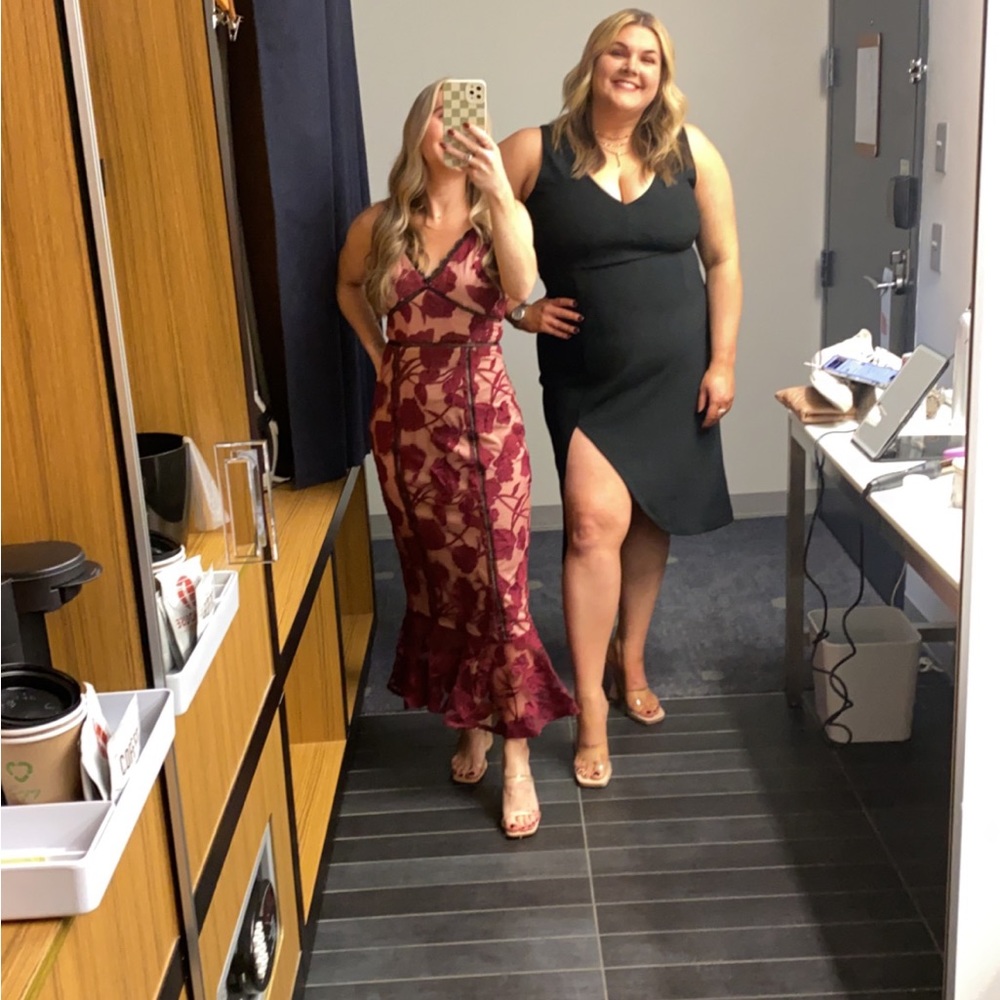 Super cute lulus dress!!! Wore for a wedding! Size small